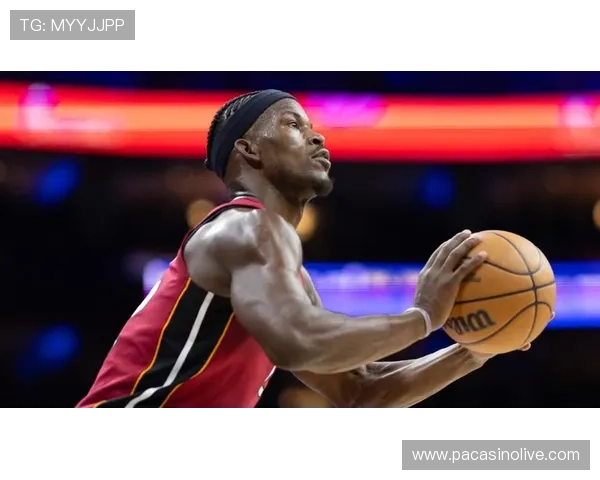 巴特勒首次回归迈阿密与乐福亲密交谈 温馨时刻感动球迷 巴特勒首次回归迈阿密与乐福亲密交谈 温馨时刻感动球迷